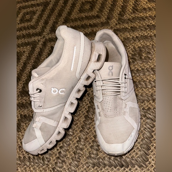 On clouds - Picture 1 of 4